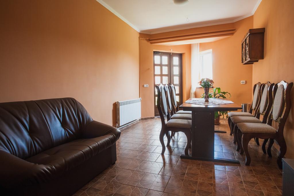 Apartamento Saxony Dim Chernivtsi Exterior foto