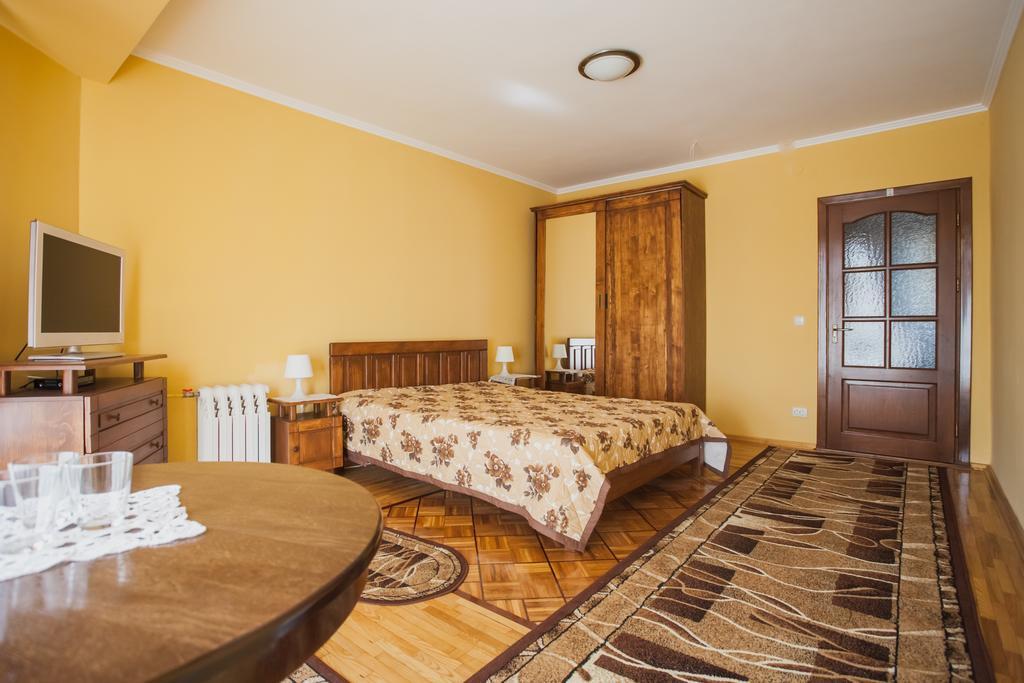 Apartamento Saxony Dim Chernivtsi Exterior foto