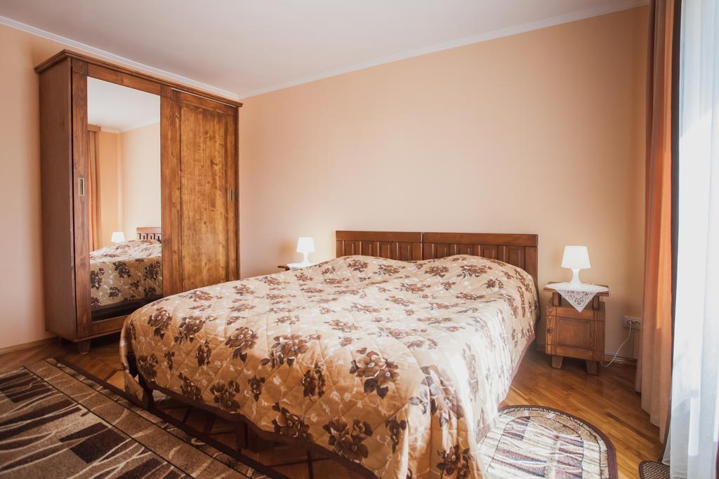 Apartamento Saxony Dim Chernivtsi Exterior foto