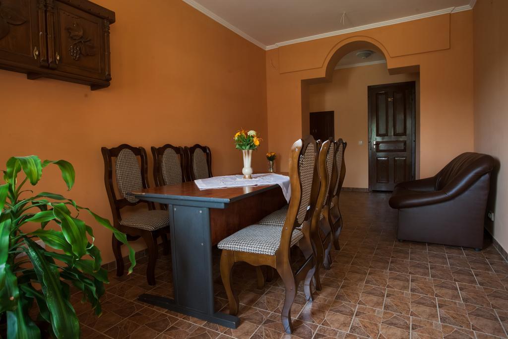 Apartamento Saxony Dim Chernivtsi Exterior foto