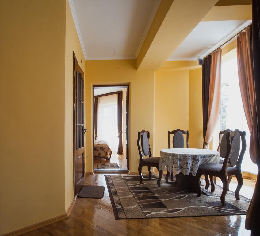 Apartamento Saxony Dim Chernivtsi Exterior foto